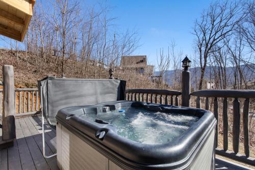 Cozy Cub Hideaway 2 BR Hot Tub Pool Access Fireplace Sleeps 6 - image 10
