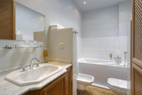 Hotel At the Black Star -Charming Romantic Suites and Apartments - image 14