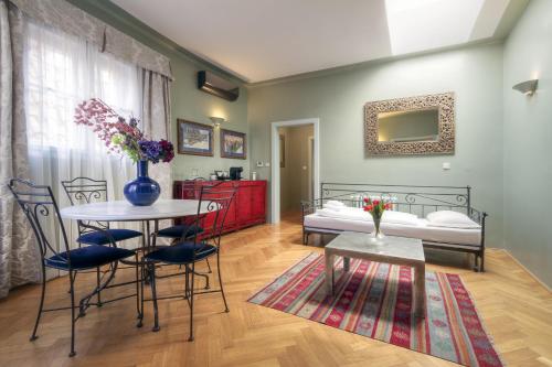 Hotel At the Black Star -Charming Romantic Suites and Apartments - image 10