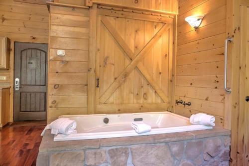 Wild Cherry Treehouse by Amish Country Lodging in Millersburg, USA