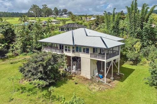Heavenly Hawaii Retreat Home near Hilo and Ocean and Waterfalls in โฮโนมู