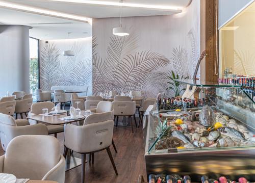 Restaurant, Yacht Hotel in Vlora