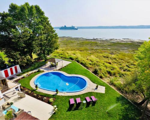 Summer: Villa Pool & Spa | 39 Ppl | 8 BR | 9 Bath in Saint-Jean-de-l'Île-d'Orléans