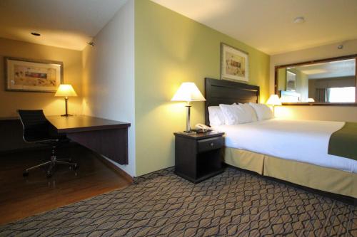 Holiday Inn Express & Suites Chicago-Libertyville, an IHG Hotel