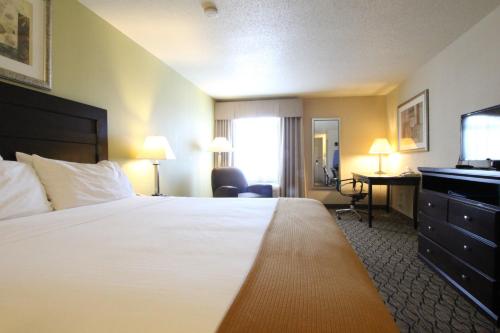 Holiday Inn Express & Suites Chicago-Libertyville, an IHG Hotel