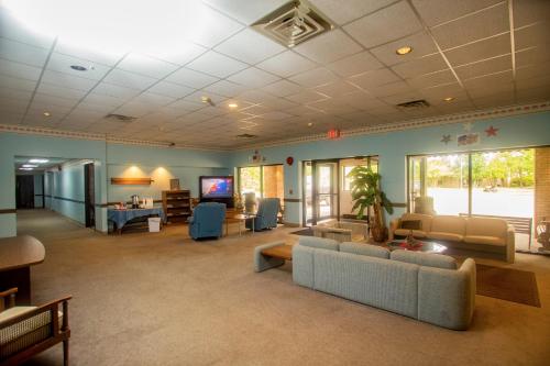 Lobby, Lafayette Inn in Moundsville