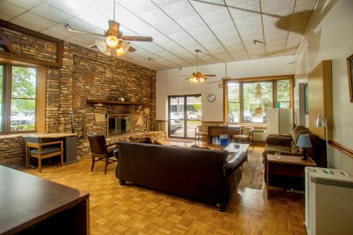 Shared lounge/TV area, Lafayette Inn in Moundsville