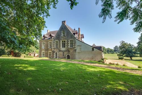 Magnifique château au bord de la Mayenne 18 couchages