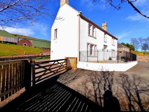 Balmeadowside Farmhouse with Hot Tub - Cupar