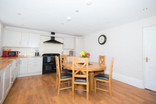 ห้องครัว, Balmeadowside Farmhouse with Hot Tub in นิวโบ่