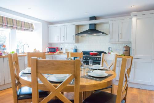 ห้องครัว, Balmeadowside Farmhouse with Hot Tub in นิวโบ่