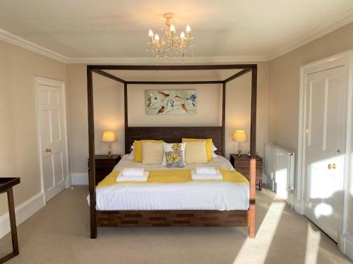 Balmeadowside Farmhouse with Hot Tub in นิวโบ่