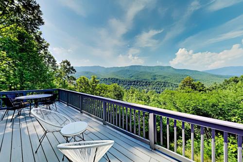 Barenberg Cabin - Secluded Unobstructed Panoramic Smoky Mountains View with Two Master Suites, Loft