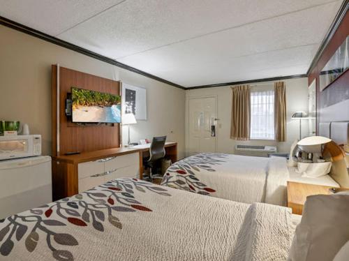 Red Roof Inn Uhrichsville - image 13