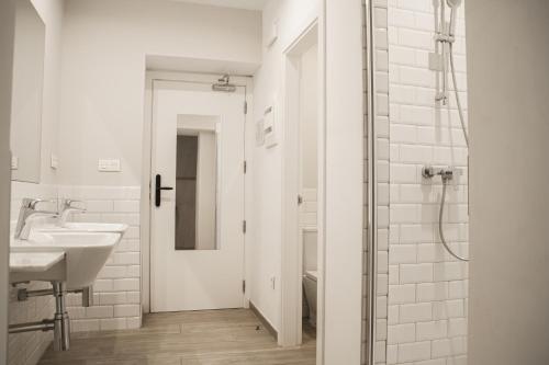 ห้องน้ำ, room007 Salvador Hostel in เซวิลล์