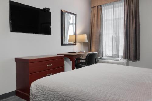 Premier Inn & Suites - Downtown Hamilton - Hotel