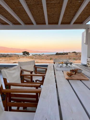 2 bedrooms appartement with sea view and enclosed garden at Antiparos 1 km away from the beach