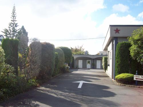 Bentons Motel 1
