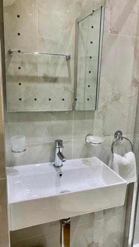 Classic Hyde Park Hotel - image 9