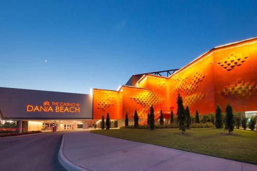 Luxury 4BR and 3BA Villa near Beach & Casino Heat Pool