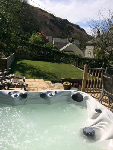 Lovely cottage in Snowdonia, private hot tub, by mountains & award winning beach