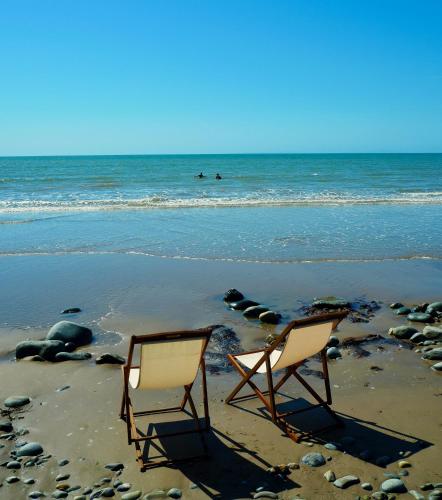 Lovely cottage in Snowdonia, private hot tub, by mountains & award winning beach