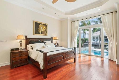 WATERFRONT PARADISE VILLA 4 bed/ 3 1/2 bath in Hollywood, USA