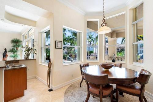 WATERFRONT PARADISE VILLA 4 bed/ 3 1/2 bath in Hollywood, USA