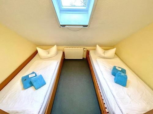 2 bedrooms, 4 beds