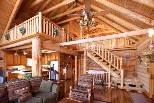 Beautiful River-Front Log Cabin Near Williamsburg