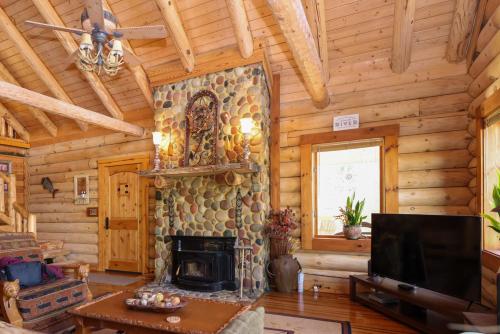 Beautiful River-Front Log Cabin Near Williamsburg