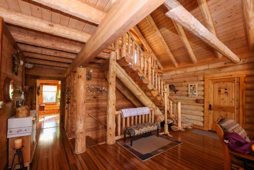 Beautiful River-Front Log Cabin Near Williamsburg