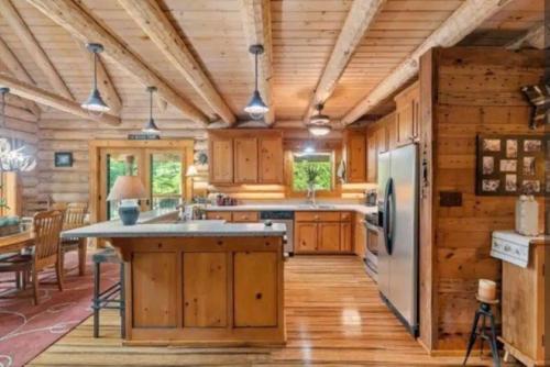 Beautiful River-Front Log Cabin Near Williamsburg