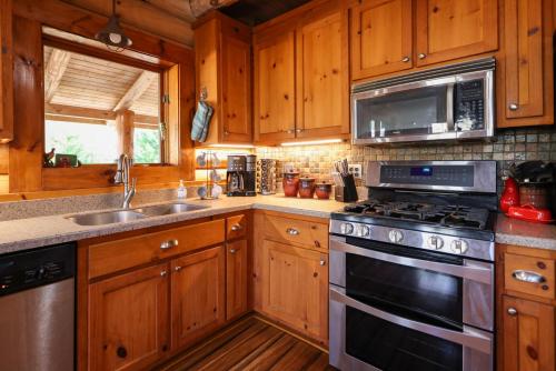 Beautiful River-Front Log Cabin Near Williamsburg