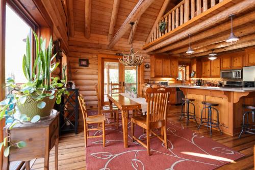 Beautiful River-Front Log Cabin Near Williamsburg