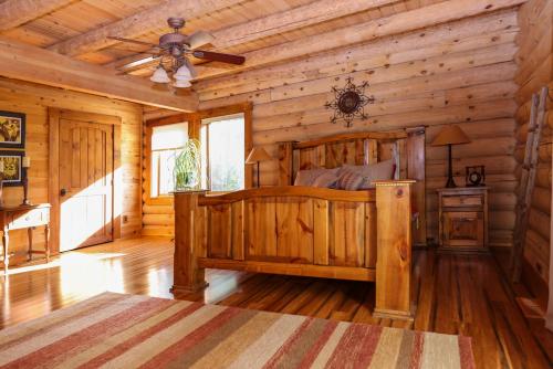 Beautiful River-Front Log Cabin Near Williamsburg