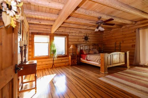 Beautiful River-Front Log Cabin Near Williamsburg