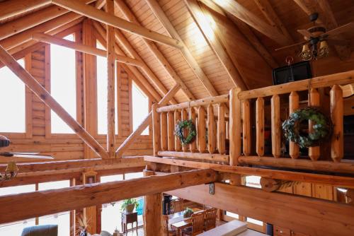 Beautiful River-Front Log Cabin Near Williamsburg