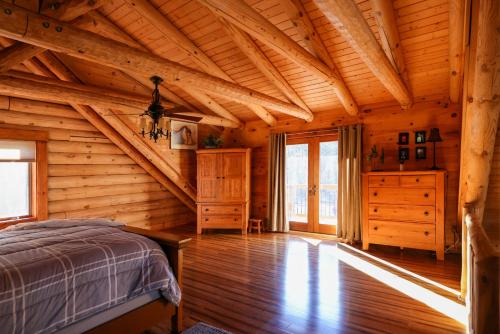 Beautiful River-Front Log Cabin Near Williamsburg