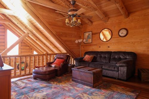 Beautiful River-Front Log Cabin Near Williamsburg