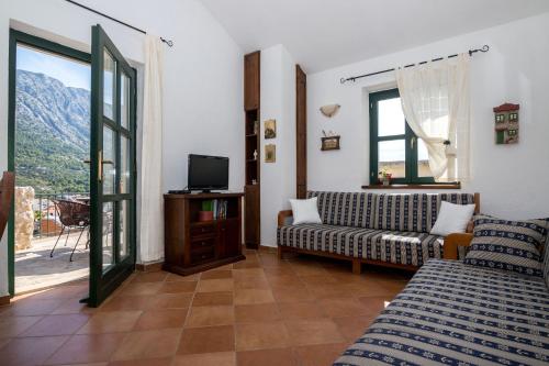 One-Bedroom Apartment image 4
