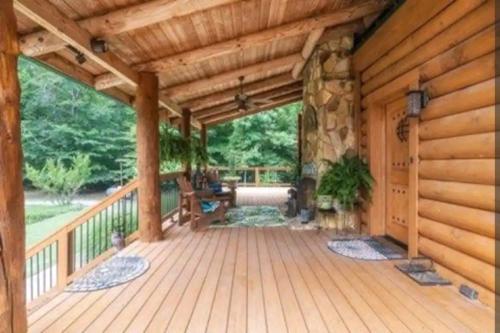 Beautiful River-Front Log Cabin Near Williamsburg