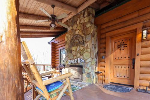 Beautiful River-Front Log Cabin Near Williamsburg