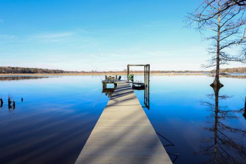 Beautiful River-Front Log Cabin Near Williamsburg