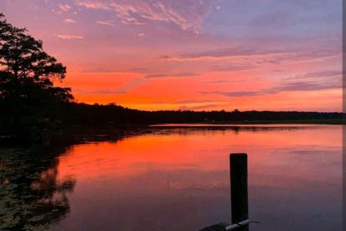 Beautiful River-Front Log Cabin Near Williamsburg