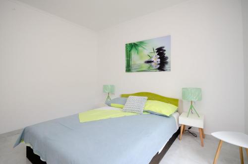 One-Bedroom Apartment image 9