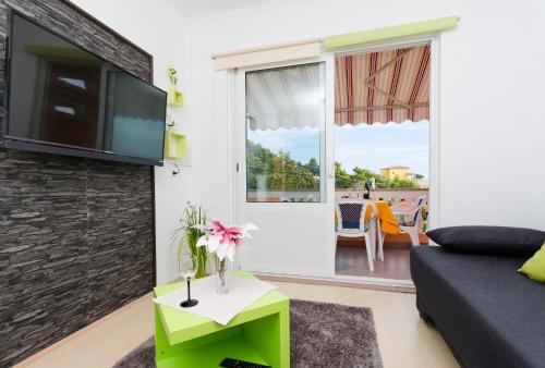 One-Bedroom Apartment image 6