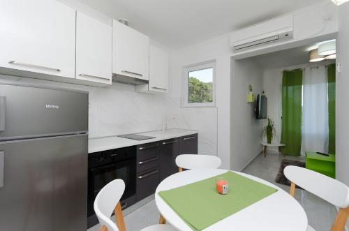 One-Bedroom Apartment image 3