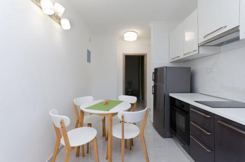 One-Bedroom Apartment image 4