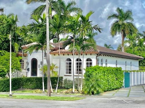Lakeview Vacation Villa, 5 bedrooms, Swimming Pool in Hollywood, USA